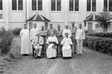 Soerabaja. Dr. C.P.M. Romme, linksvoor, poseert met Apostolisch Vicaris van Soer, Bestanddeelnr 137-2-3