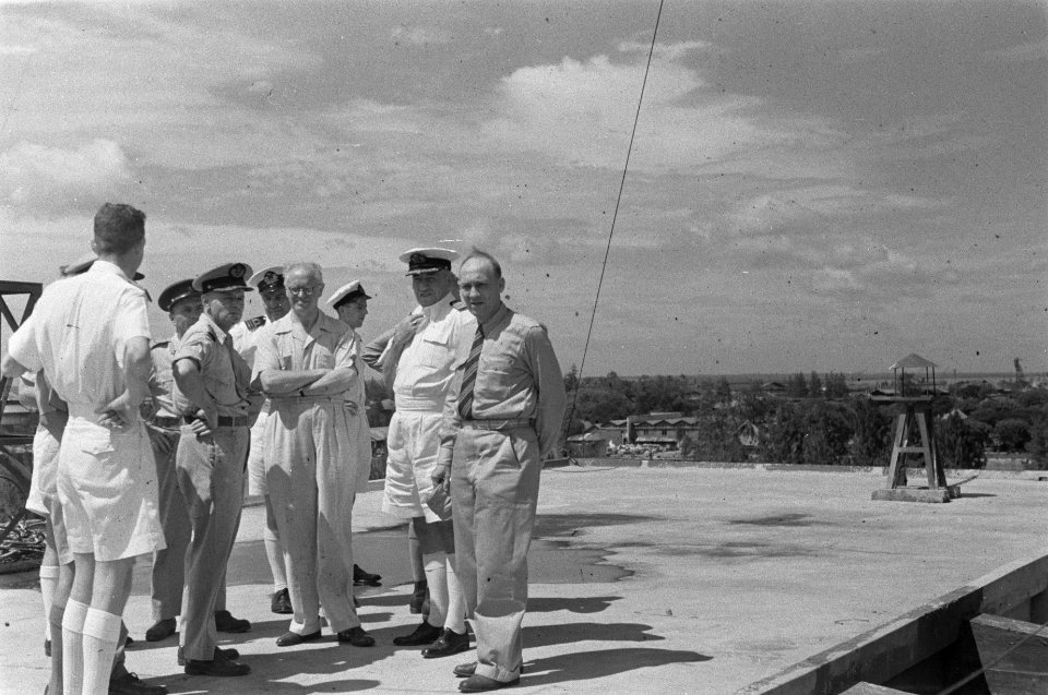 Soerabaja. Dr. C.P.M. Romme, in licht overhemd, met de maritiem commandant van …, Bestanddeelnr 137-3-1