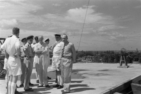 Soerabaja. Dr. C.P.M. Romme, in licht overhemd, met de maritiem commandant van …, Bestanddeelnr 137-3-1