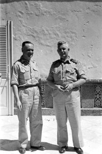 Soerabaja A-Divisie generaal Kruls en (rechts) generaal-majoor der Mariniers, Bestanddeelnr 5004