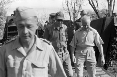 Soerabaja sector. Dr. C.P.M. Romme, in wit overhemd, bezoekt de manschappen, Bestanddeelnr 137-1-2