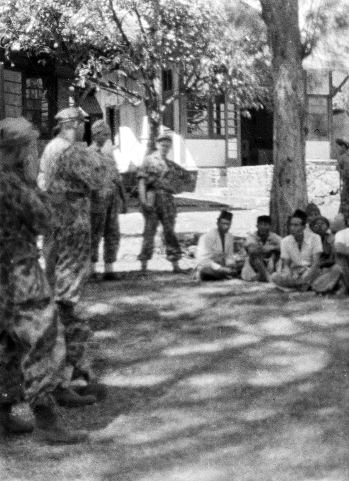 Soerabja-sector Indonesische mannen en jongens zitten op de grond en worden toe, Bestanddeelnr 4638