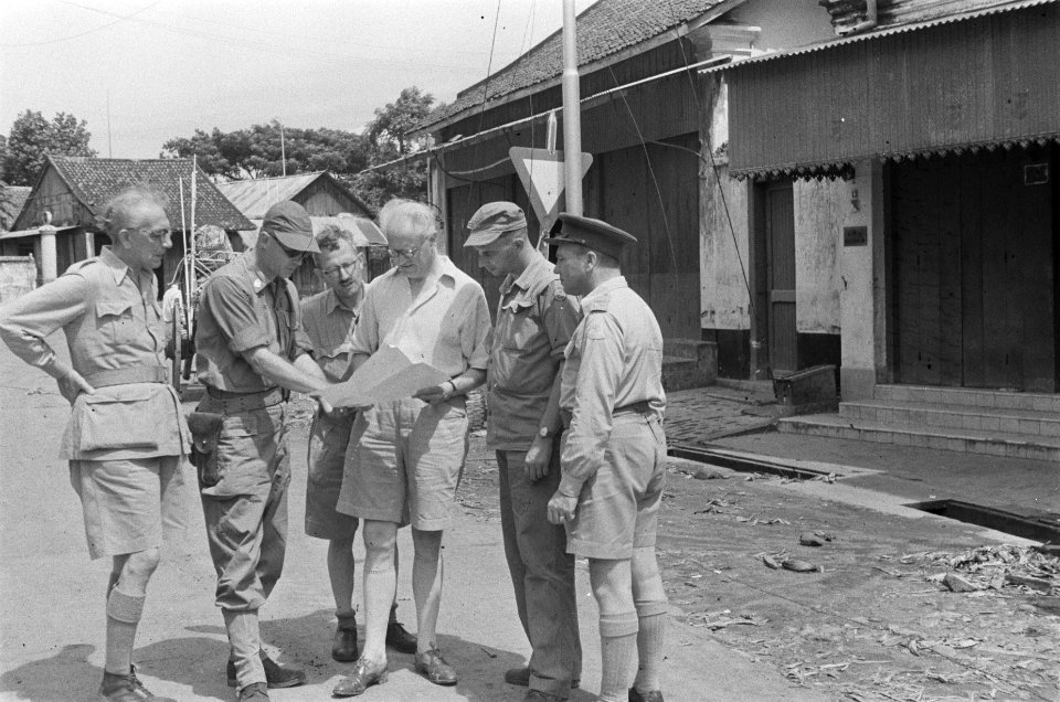 Soerabaja sector. Dr. C.P.M. Romme, in wit overhemd, krijgt uitleg bij een kaart, Bestanddeelnr 137-1-6