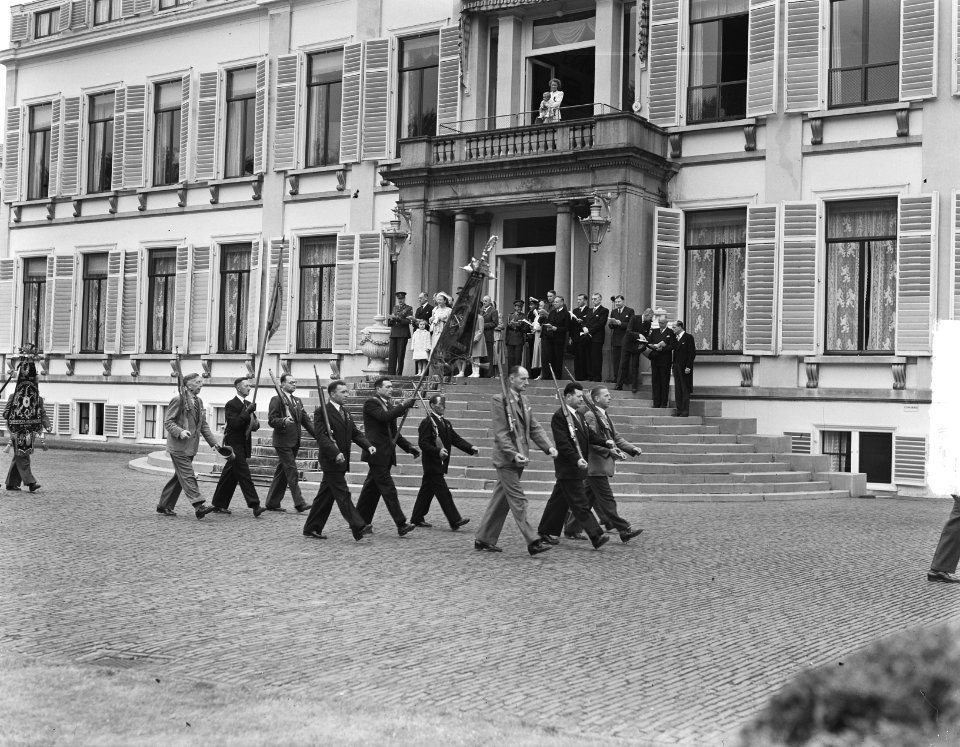 Soestdijk, defile schutters, Bestanddeelnr 903-4784