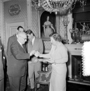 Soestdijk. Aanbieden Rampboek aan H. M. de Koningin, Bestanddeelnr 905-6736