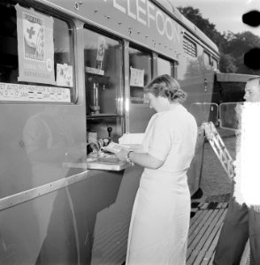 Soestdijk koningin Juliana koopt Rode Kruis zegels aan postwagen, Bestanddeelnr 905-9382