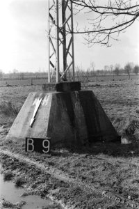 Sokkel van hoogspanningsmast bij Boekel (ruilverkaveling Boekel), Bestanddeelnr 170-2650