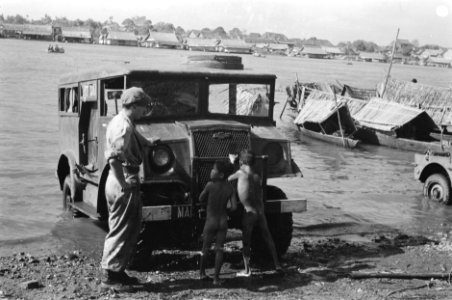 Soldaat K. Hukshoorn uit Lienden, chauffeur 4-7 R.I, laat te Padang zijn wagen w, Bestanddeelnr 255-2-1