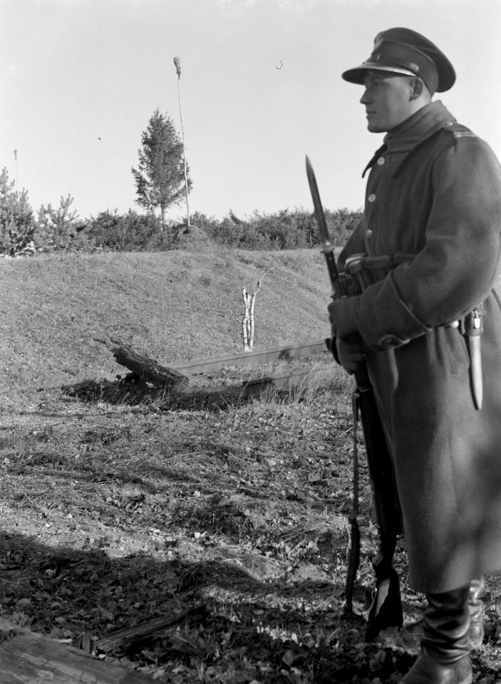 Soldaat met bajonet staat op wacht. De spoorlijn Warchau-Vilnius is aan de grens, Bestanddeelnr 190-1180