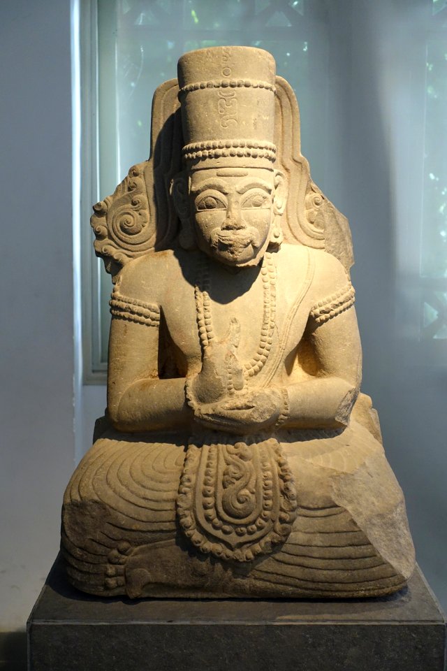 Shiva, Dai Huu, Binh Dinh, 15th century AD, sandstone - Museum of Vietnamese History - Ho Chi Minh City - DSC06136