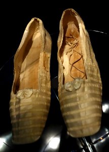 Shoes worn by Queen Victoria, 1840, silk satin - Bata Shoe Museum - DSC00326