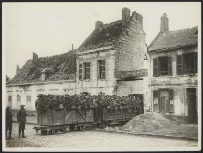 Short cuts to the line. A train which runs through a house., Bestanddeelnr 158-1844