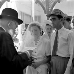Soldaat en zijn bruid tijdens de huwelijksvoltrekking, vermoedelijk in Haifa, Bestanddeelnr 255-0297