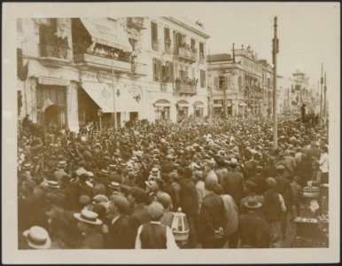Shops were closed and thousands lined the streets to cheer the return of the Gre, Bestanddeelnr 158-2478