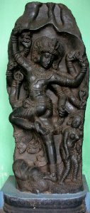 Shiva dansant dans la peau de l'éléphant, basalte Chola. Tanjavur Art Gallery