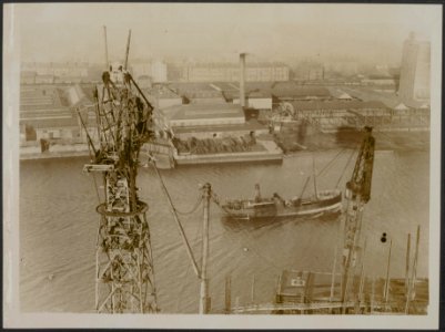 Shipyards are continually extending. Building a new crane at a Clyde Yard, Bestanddeelnr 158-2678
