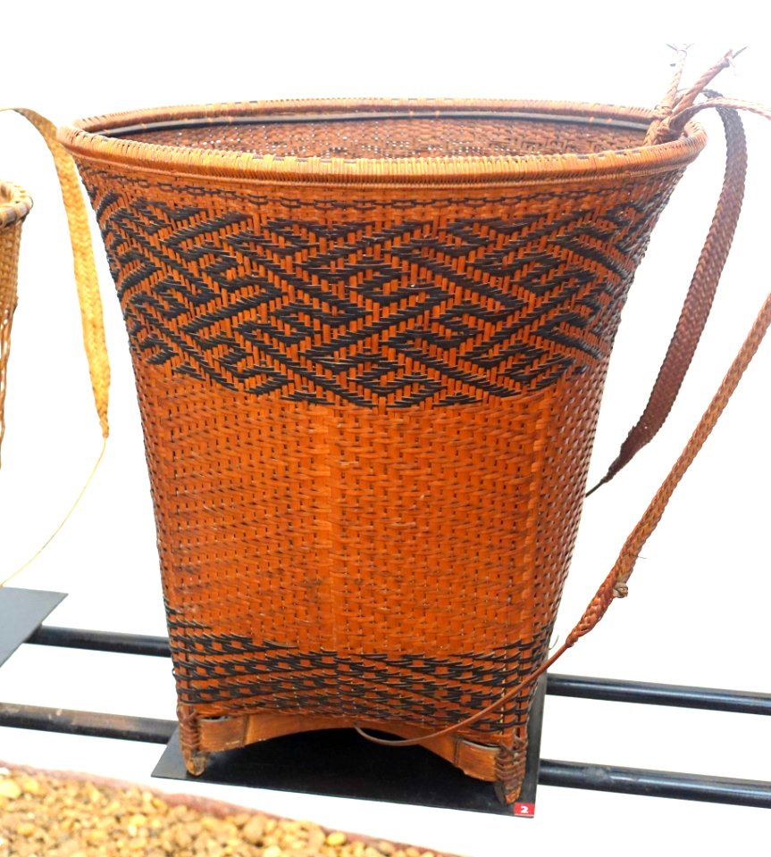 Shoulder basket, Mnong (Nong) - Vietnam Museum of Ethnology - Hanoi, Vietnam - DSC03214