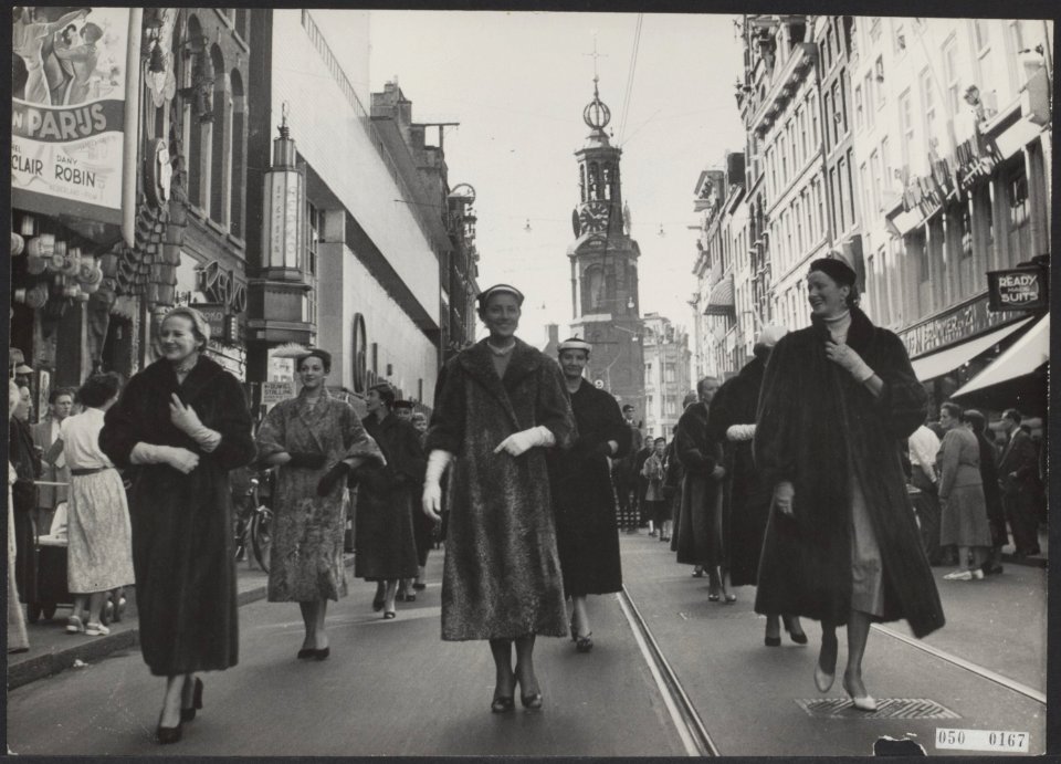 Show bontjassen op straat in Amsterdam, Bestanddeelnr 050-0167