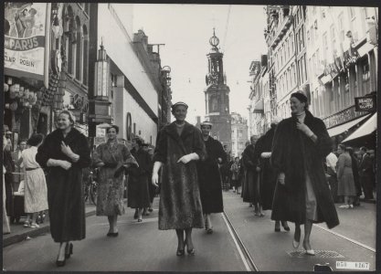 Show bontjassen op straat in Amsterdam, Bestanddeelnr 050-0167