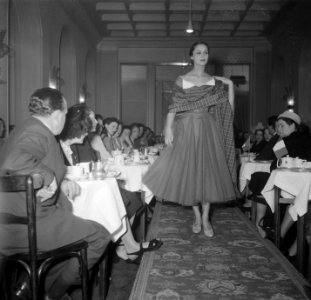 Show Balmain in Victoriahotel, Bestanddeelnr 904-5112