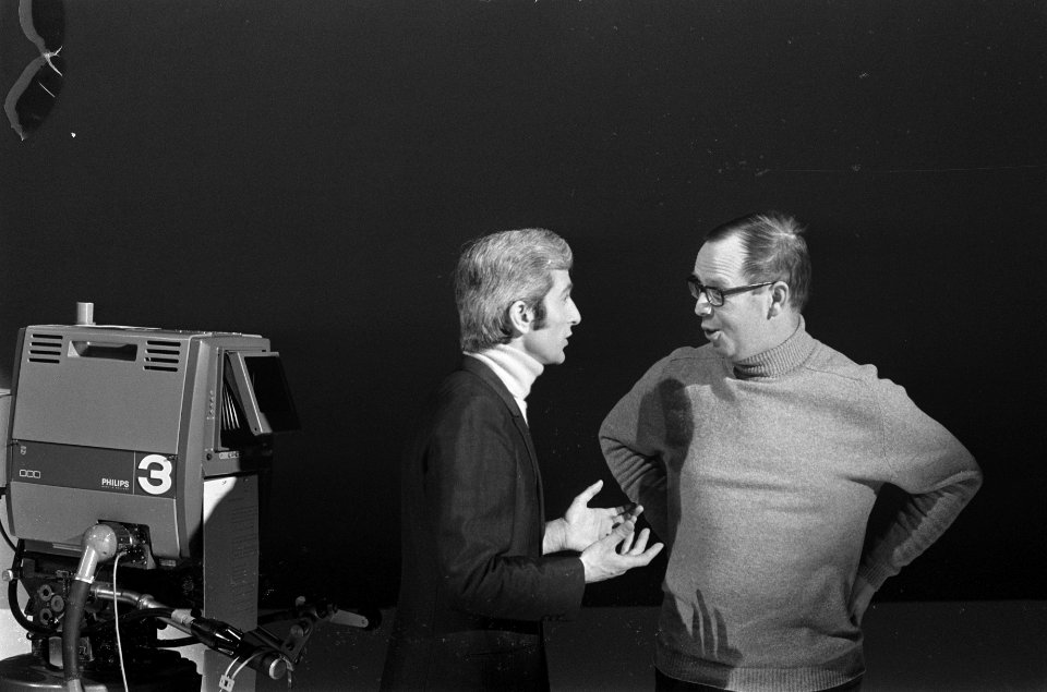 Show van Marcel Amont voor TROS-TV. Marcel Amont en regisseur Karel Prior in ges, Bestanddeelnr 923-2599