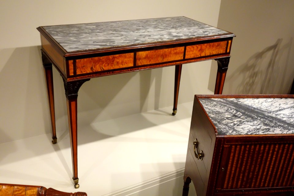 Side table, attributed to John and Thomas Seymour, Boston, 1800-1810, carving attributed to Thomas Wightman, mahogany with birch veneers, rosewood banding, white pine, cherry, marble - Winterthur Museum - DSC01379