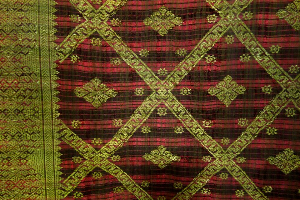 Shoulder cloth (slendang), Minangkabau people, West Sumatra, Indonesia, view 2, late 19th century, silk, gold thread - Textile Museum of Canada - DSC01014