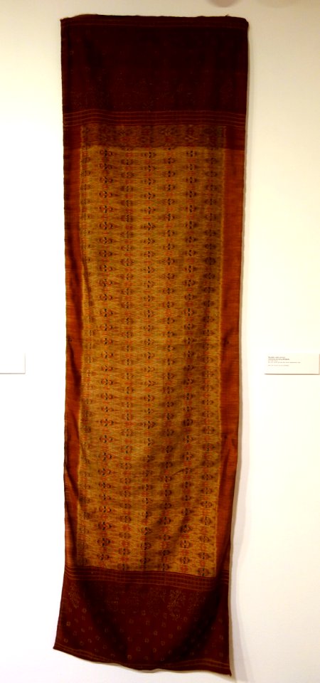 Shoulder cloth (slendang), Bengkulu, Sumatra, Indonesia, early 20th century, silk, silver thread - Textile Museum of Canada - DSC01001