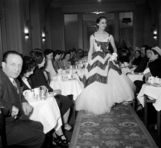 Show Balmain in Victoriahotel, Bestanddeelnr 904-5113