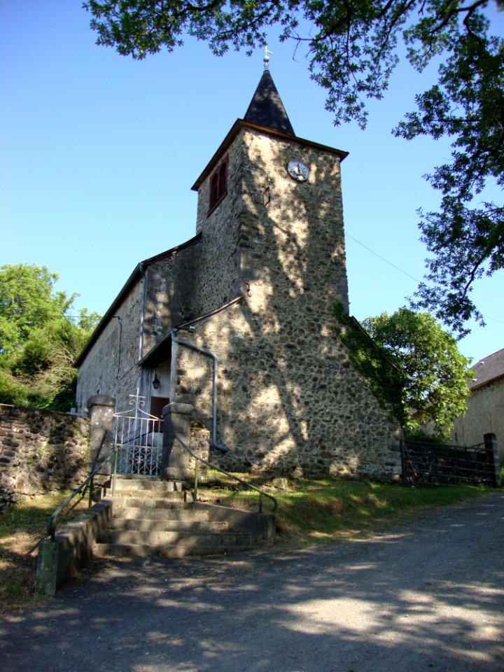 Sibas (Alos-Sibas-Abense, Pyr-Atl, Fr) L'église dans l'ombre des arbres