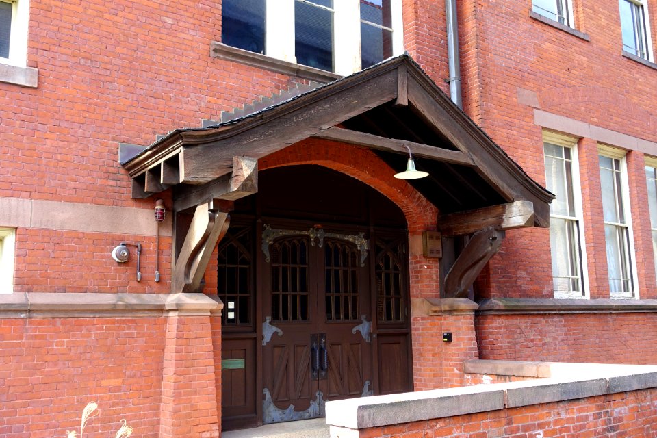Side door, Stoddard Hall - Smith College - Northampton, MA - DSC02143