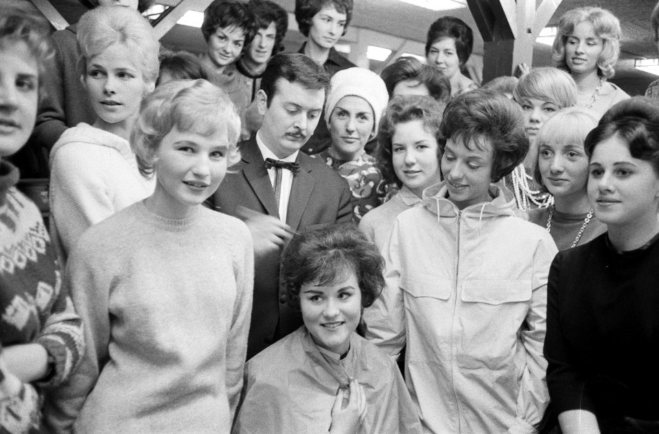 Show aspirant-mannequins in Krasnapolski. Kapper Pleyzier kapt de meisjes, Bestanddeelnr 913-4191