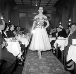 Show Balmain in Victoriahotel, Bestanddeelnr 904-5114