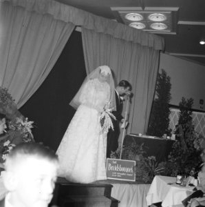Show van bruidstoiletten en bruidsboeketten in het Carltonhotel te Amsterdam, Bestanddeelnr 909-4723 photo