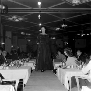 Show van mannequins, fotomodellen, van Ria de Korte in Carlton hotel te Amsterda, Bestanddeelnr 909-2549