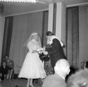 Show van bruidstoiletten en bruidsboeketten in het Carltonhotel te Amsterdam, Bestanddeelnr 909-4722