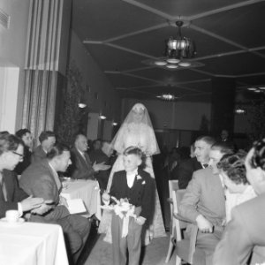 Show van bruidstoiletten en bruidsboeketten in het Carltonhotel te Amsterdam, Bestanddeelnr 909-4720 photo