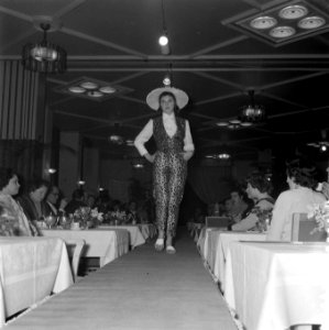 Show van mannequins, fotomodellen, van Ria de Korte in Carlton hotel te Amsterda, Bestanddeelnr 909-2543