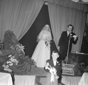 Show van bruidstoiletten en bruidsboeketten in het Carltonhotel te Amsterdam, Bestanddeelnr 909-4721