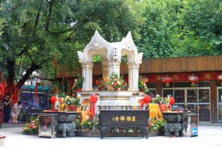 Shrine of Ten Thousand Buddha Temple