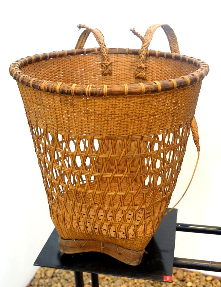 Shoulder basket, Ma (Ngan) - Vietnam Museum of Ethnology - Hanoi, Vietnam - DSC03209