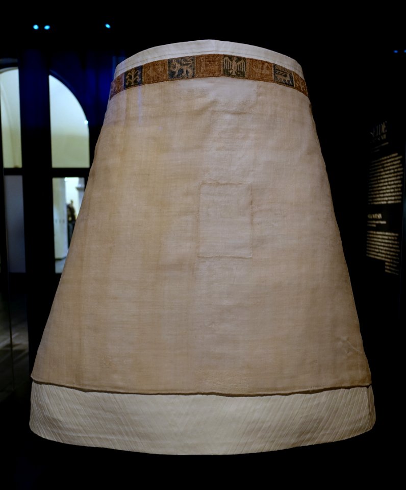 Shoulder cloth (amice), Benedictine convent of Engelberg, Switzerland, c. 1300-1310, white linen fabric, linen and colored silk embroidery - Museum Schnütgen - Cologne, Germany - DSC09888
