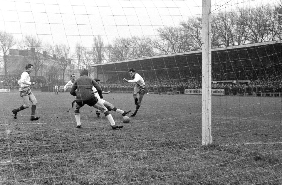 SHS tegen Elinkwijk 1-1, het doelpunt van Elinkwijk, vlnr Van Egden , De Kle, Bestanddeelnr 916-0567