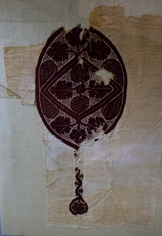 Shroud fragment, Egypt, 500-550 AD, linen, R 8 - Martin von Wagner Museum - Würzburg, Germany - DSC05409