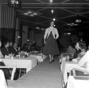 Show van mannequins, fotomodellen, van Ria de Korte in Carlton hotel te Amsterda, Bestanddeelnr 909-2547