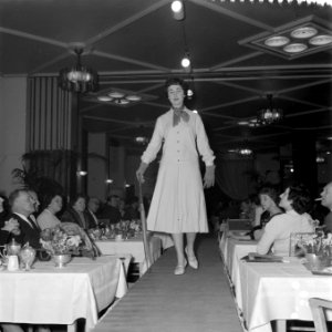 Show van mannequins, fotomodellen, van Ria de Korte in Carlton hotel te Amsterda, Bestanddeelnr 909-2545