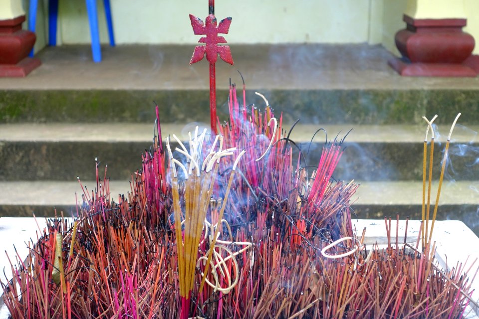 Shrine incense - Hanoi Botanical Garden - Hanoi, Vietnam - DSC03653