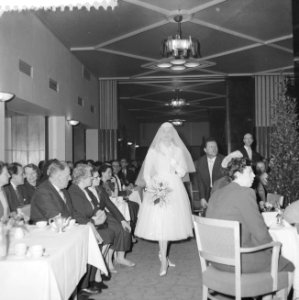 Show van bruidstoiletten en bruidsboeketten in het Carltonhotel te Amsterdam, Bestanddeelnr 909-4718