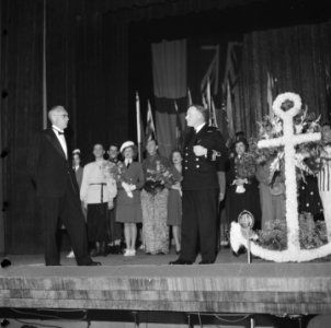 Show Meet the Navy georganiseerd door de Candlan Leave Centre in het Theater C, Bestanddeelnr 900-5139