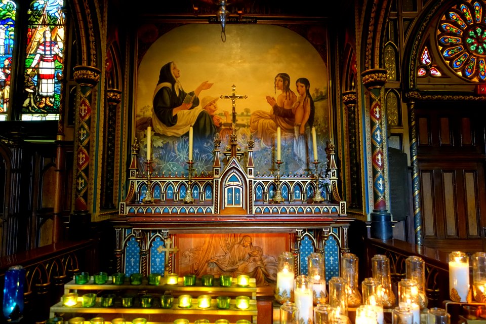 Side altar - Notre-Dame de Montréal Basilica - Montreal, Canada - DSC08520